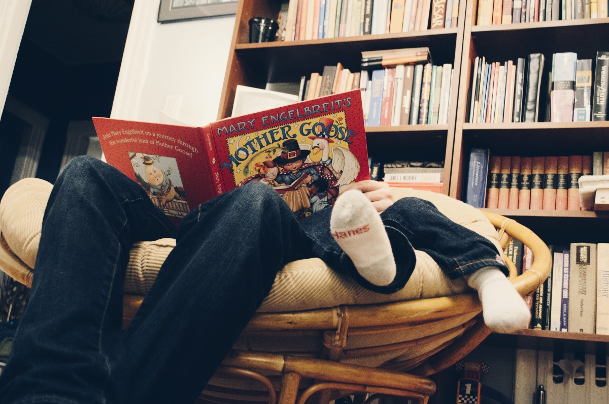 Schossgeschichten: Kind wird aus Buch vorgelesen